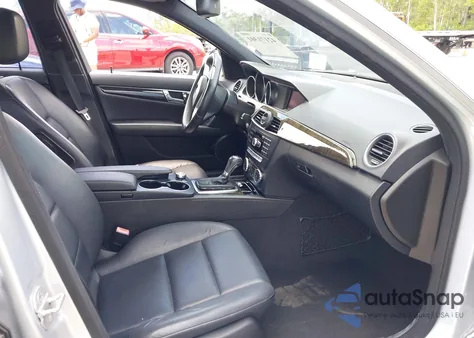 2013 Mercedes-Benz C 250 Luxury/Sport z USA, uszkodzony, nr VIN WDDGF4HB4DR289787